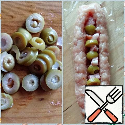 Cut the olives into rings and place them in the middle of the sausage.
