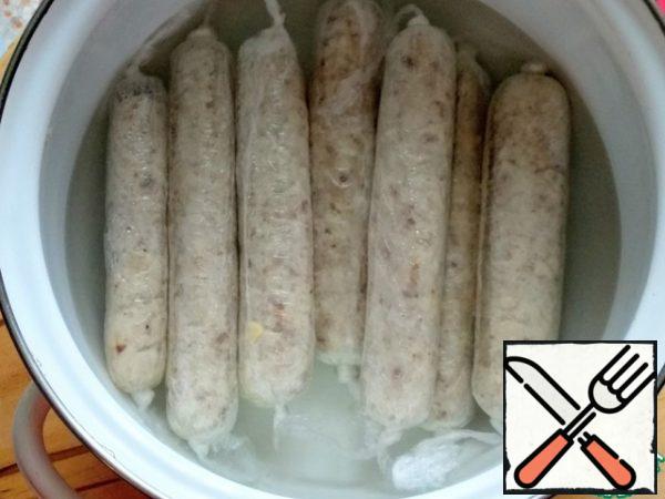 In a wide saucepan, bring the water to a boil, put the sausages there and cook for 10 minutes.