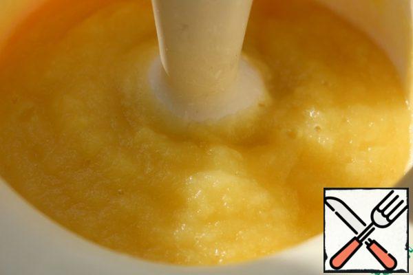 Dissolve the gelatin.
Add the vanilla pudding and gelatin to the applesauce.
Punch with a blender until smooth.
To cool down a bit.