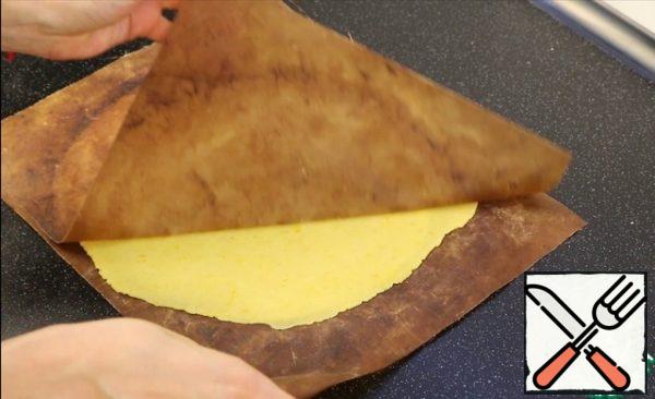 Between two sheets of parchment or Teflon mats, roll out the dough to a thickness of 5 mm and to the desired size.