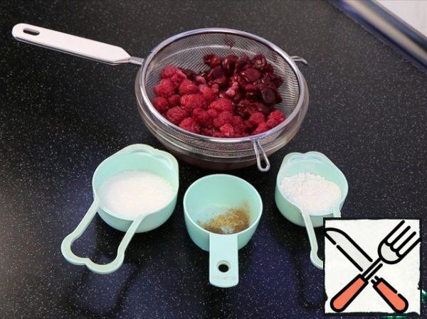 For the filling, I will use equal proportions of raspberries and cherries, but you can take absolutely any berries, frozen or fresh. If frozen, as in my case, I throw it on a sieve to drain the juice.
Also cornstarch, sugar.
Spices-optional. I have: cinnamon, nutmeg, ginger.