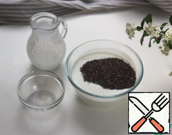 Pour the yogurt into a Cup, add the washed Chia seeds, and stir.