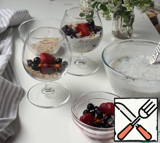 In cups or glasses spread layers of dry mixture, berries, yogurt with Chia. Put it in the refrigerator overnight.