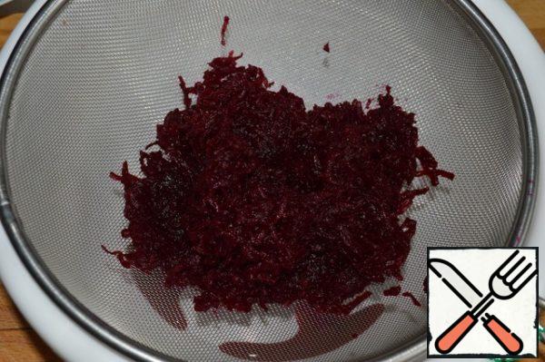 Grate the beets on a fine grater, and throw them on a sieve to drain the excess juice.