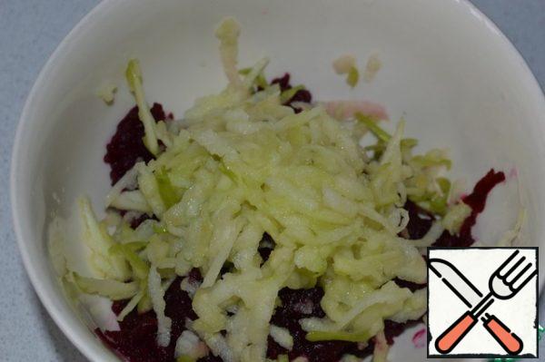 Grate the Apple on a coarse grater and combine with the beetroot.
Season with mayonnaise and mix.