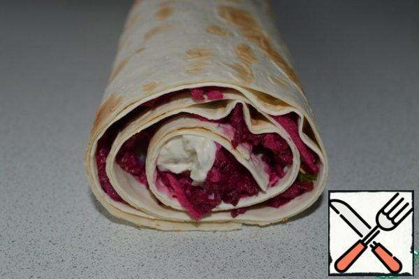 Roll the roll, starting from the cheese side.
Wrap the roll in plastic wrap and send it to the refrigerator for impregnation for 1.5-2 hours.