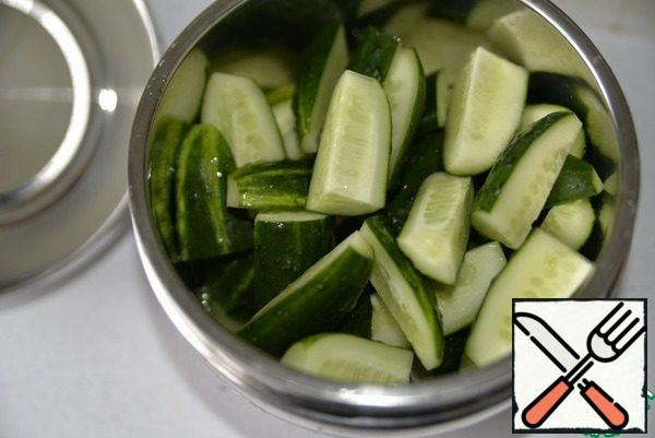 Take a convenient container (pan) with a closing lid, put cucumbers in it. Since we were doing 5 kg, we just took the pelvis