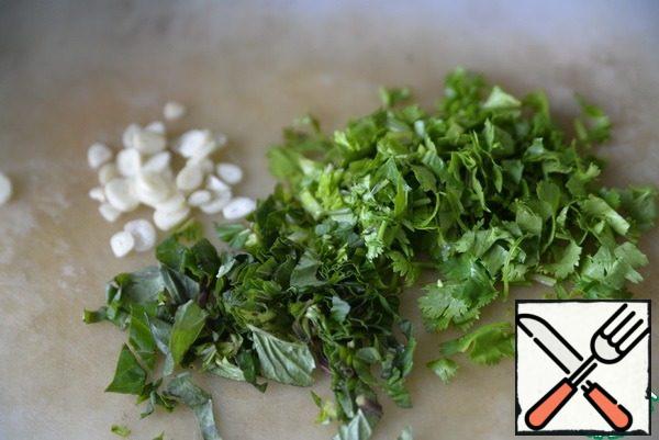 Wash greens, finely chop mint and coriander (you can replace with dill or parsley). Peeled garlic cut into plates.