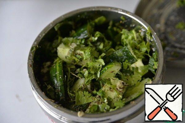 All shake and put in the refrigerator for 2 hours. During this time, we shake the contents 2-3 more times.