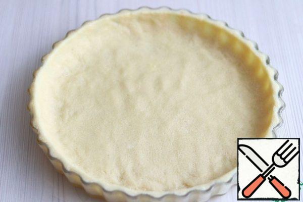 Grease the baking dish with a thin layer of butter and sprinkle with flour "make a French shirt". Spread the dough evenly over the surface of the mold.