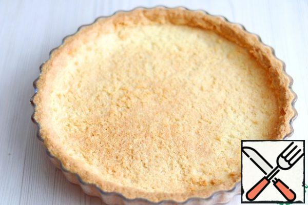 Then remove the beans and put them back in the oven and bake until the shortbread is ready. While the shortbread is being baked, you can start making buttercream and preparing strawberries.