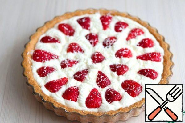 Fill the sand base with cream, put the sliced strawberry slices on the surface, and sprinkle with grated white chocolate. Put the tart in the refrigerator until it cools down and stabilizes the cream.