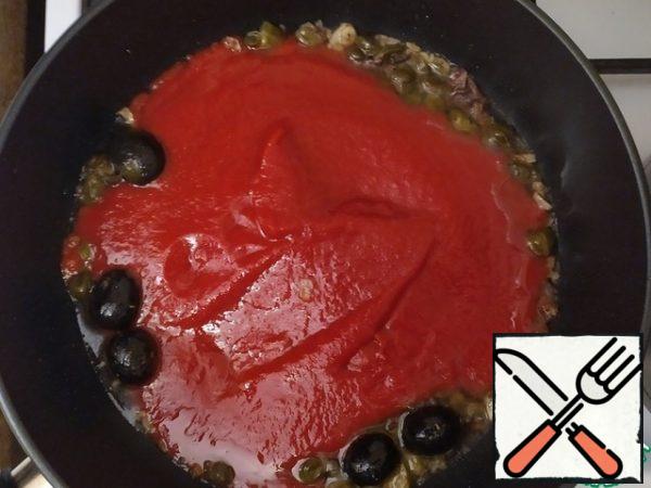Add the tomato sauce and stir. Cook for 10 minutes.