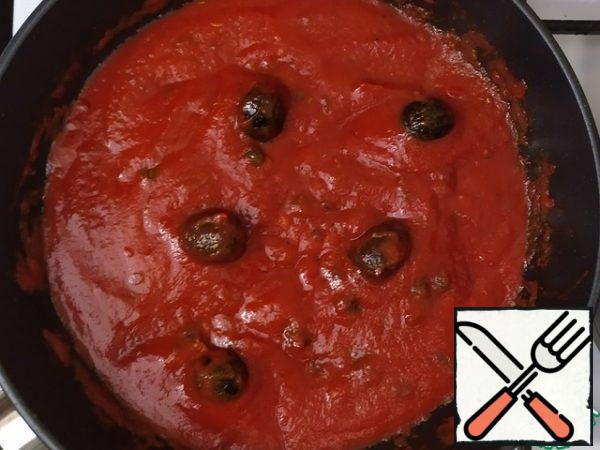 After 10 minutes, when the sauce thickens, add the cooked spaghetti, 1 tablespoon of olive oil, a little water from the spaghetti (if it seems too thick) and mix thoroughly.