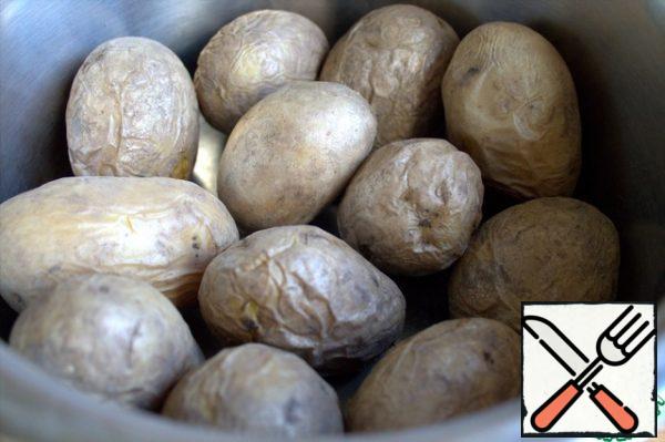 Boil potatoes in the "uniform", you can in advance.
