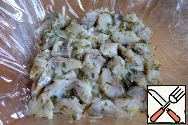 Layer of herring, lightly press.