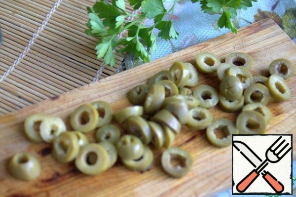 For decoration, I took olives, cut them into rings. I take in bags of 100 g during the promotion, it is very convenient, poured and served on the table for dinner, you do not need to keep an open jar in the refrigerator.