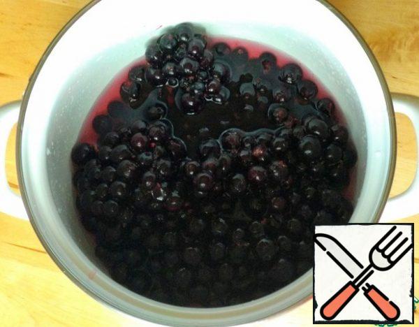 Next, prepare the filling. To do this, fill the currant with water and boil for 5-7 minutes.