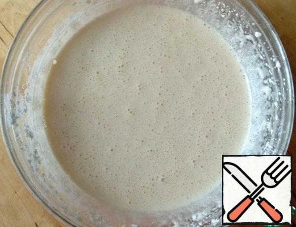 Beat the eggs with sugar and cornstarch with a mixer until fluffy.