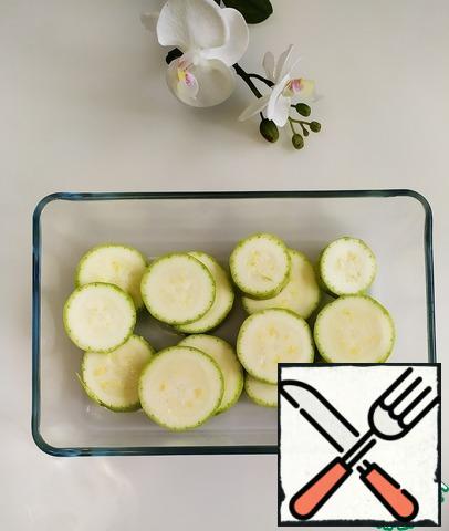 Cut the zucchini into rings. Put it on the bottom of the mold.