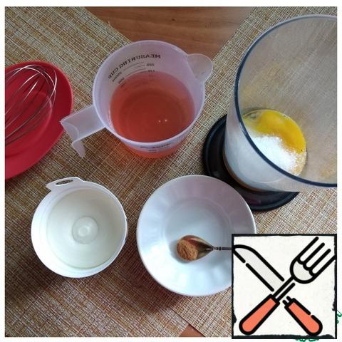 Prepare the ingredients for the ice cream. For cooking, I will use a hand blender with a whisk attachment. You can combine the ingredients in any way you choose, including manually.