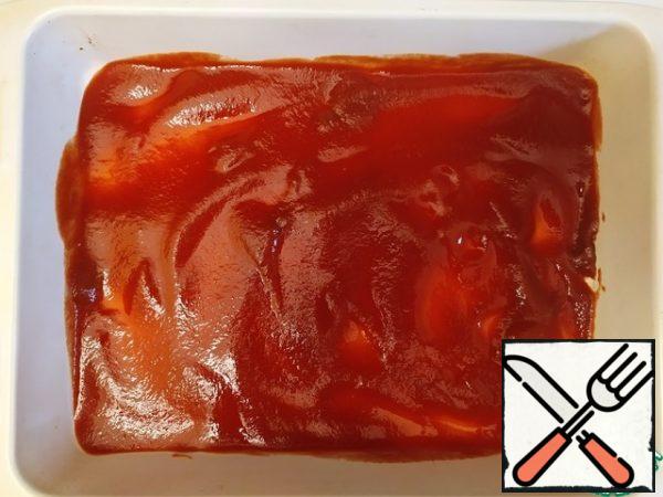 Pour half of the tomato sauce into the baking dish.

Preheat the oven to 180 degrees.
