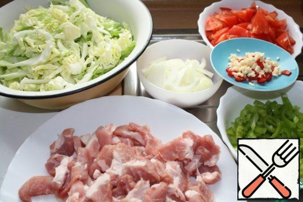 Chop the cabbage, cut the onion with feathers and pepper into strips.
Cut the meat into small pieces.
Tomatoes randomly and finely chop the garlic and hot pepper.