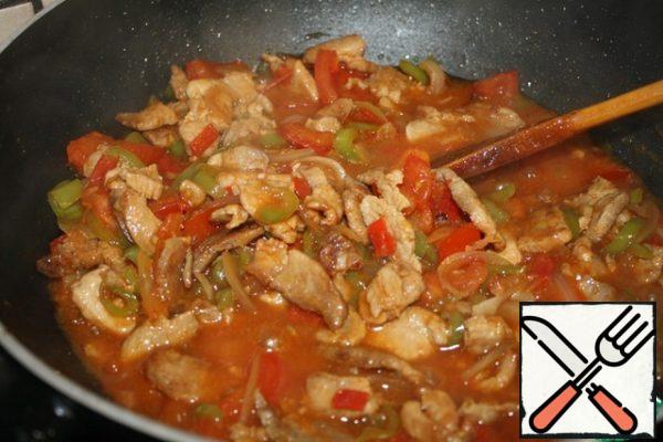 Then add the tomatoes and fry until soft.
Add soy sauce and cabbage.
My cabbage is young, so it takes about 3 to 5 minutes to cook.
Salt to taste.