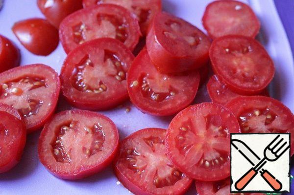 Wash the tomatoes, dry them and cut them into thin slices.
When serving, lay out slices of cheese, alternating them with tomatoes.
