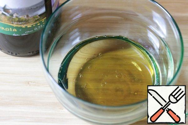 In a bowl, pour the wine, add the vinegar and vegetable oil.