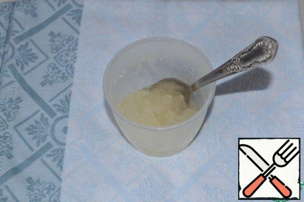 Fill the gelatin with water and leave to swell for 10 minutes.