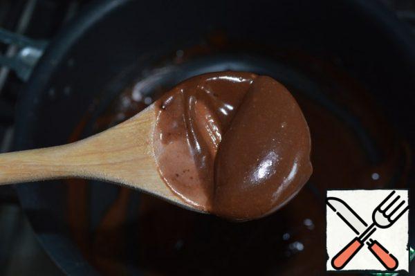 Before serving, prepare the sauce: heat the cream, add the chocolate broken into pieces, mix well and cool.