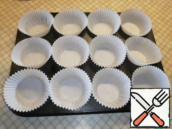 Fill the cupcake forms with paper cups. From this number of ingredients, 12 pieces are obtained.