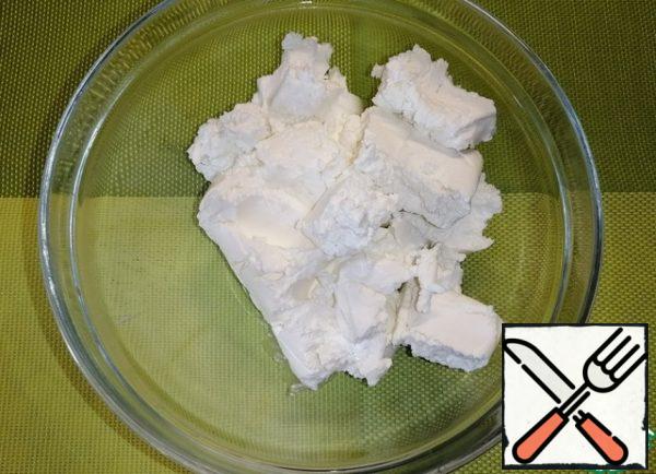During this time, soak the gelatin in cold water. In a deep bowl, whisk the cottage cheese, cottage cheese, yogurt and salt (to taste) with a blender. Divide the resulting mass in half.