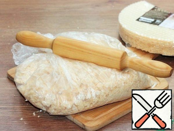 Put the waffle cakes in a bag and chop them with a rolling pin.