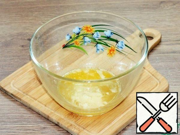 Melt the butter in the microwave and add the sugar (2 tbsp), stir until the sugar dissolves.