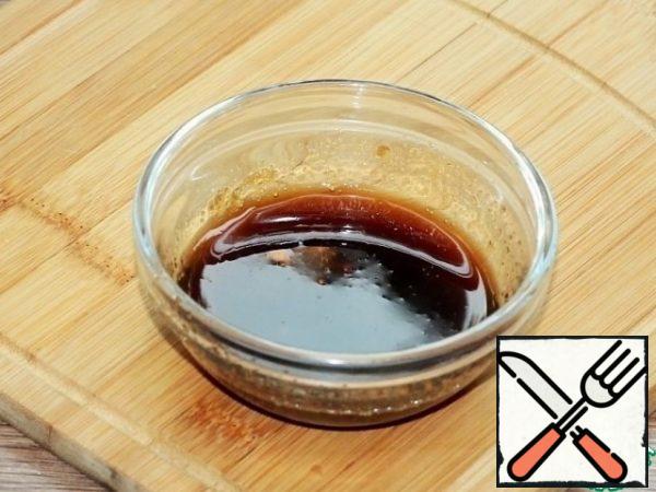 Pour the gelatin (2 tsp) with the cooled coffee (50 ml) and stir with a spoon until it is completely dissolved. Remove the gelatin to the side for swelling.