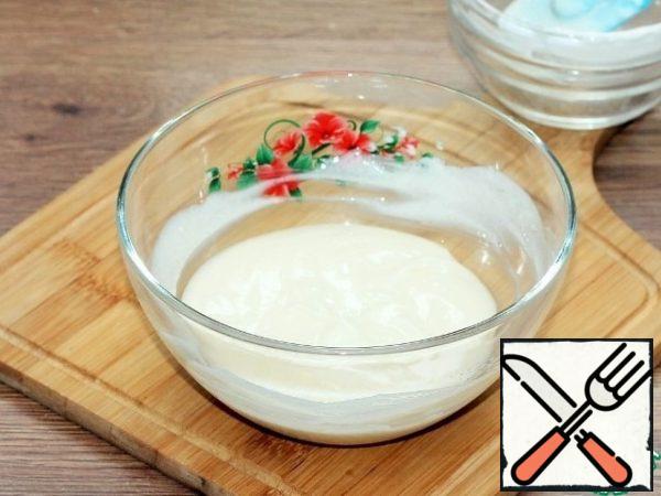 Sour cream (300 gr) beat with sugar (160 g) until the sugar dissolves. Divide the mixture into 2 parts. One part of sour cream - for coffee, the second-for cocoa.