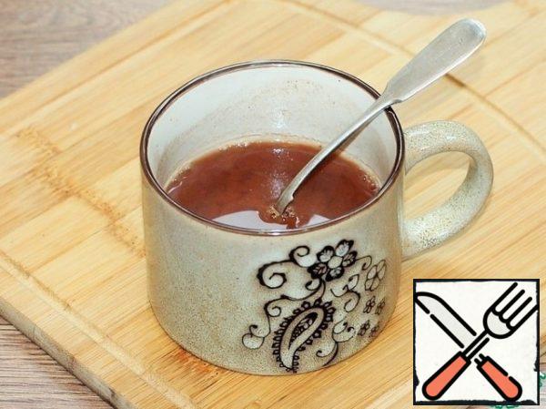 Prepare the chocolate layer. Mix cocoa with boiling water (180 ml) and cool. In 50 ml of cocoa, dissolve the gelatin (2 tsp), leave to swell.