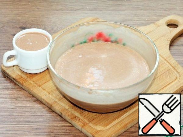 In the second part of the sour cream, add 130 ml of cocoa and the warmed gelatin mixture, mix. We cast 100 ml of liquid from the mixture, this is for leveling and decorating the top of the cake.