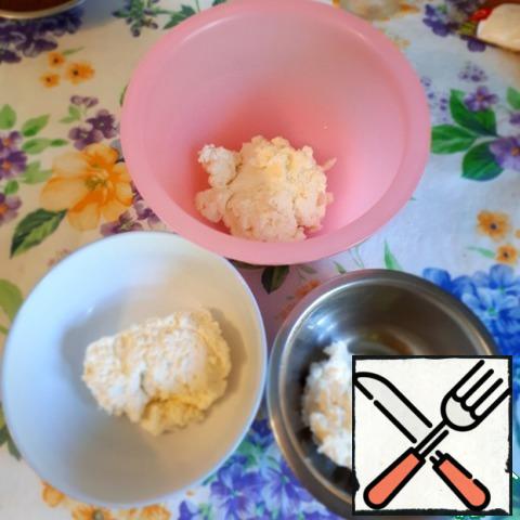 Weigh the curd mass, divide the weight into 6 parts, spread out in three bowls, in the 1st-3 parts of the mass, in the 2nd-2 parts, in the 3rd-one part.