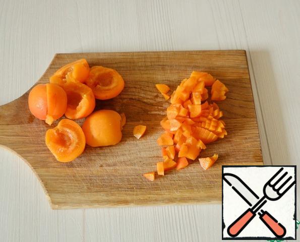 For apricot jelly: remove the seeds from the apricots and cut them into small pieces.