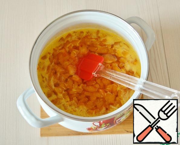 Add the sugar and cook for 15 minutes.
Pre-soak the gelatin in cold water for 10 minutes. Remove the apricot mass from the heat and add the swollen gelatin while stirring.If you want a uniform texture of jelly, then before the introduction of gelatin, chop the apricots with a blender and RUB through a sieve.