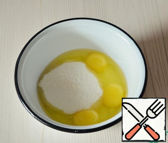 Mix the eggs with sugar, vanilla and starch into a smooth mass.