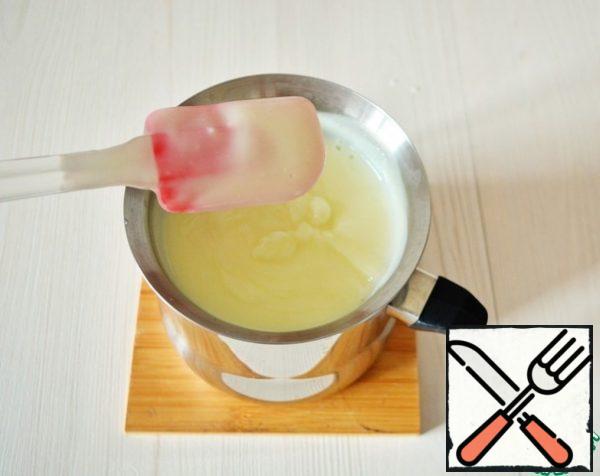 Bring 700 ml of milk to a boil, add the egg mass while stirring, and cook until thick for about 3-5 minutes. Stir constantly!
As soon as the pudding is brewed and becomes thick, enter the swollen gelatin while stirring, stir until smooth.