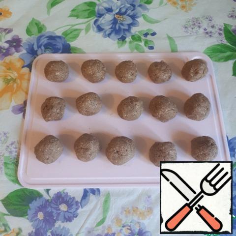 From the chocolate mass, roll 15 balls.