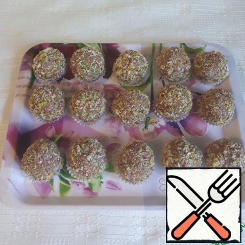 Roll the resulting curd balls in coconut shavings and put them in the refrigerator. 