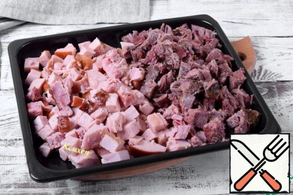 Remove the bones, skin (if any) and fat from the meat, and cut the flesh into small cubes. Stir.