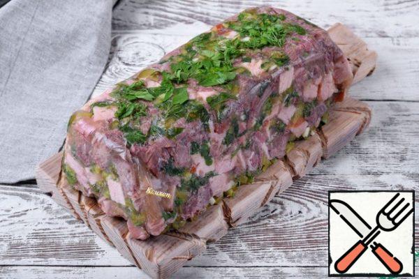 During this time, the terrine will harden, compress and infuse.
Before serving, we release it from the film and transfer it to a Board or dish. On top, you can additionally sprinkle it with fresh herbs.