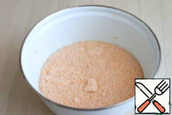 After a while, a cap of small bubbles forms on the surface of the mixture. The dough is ready.